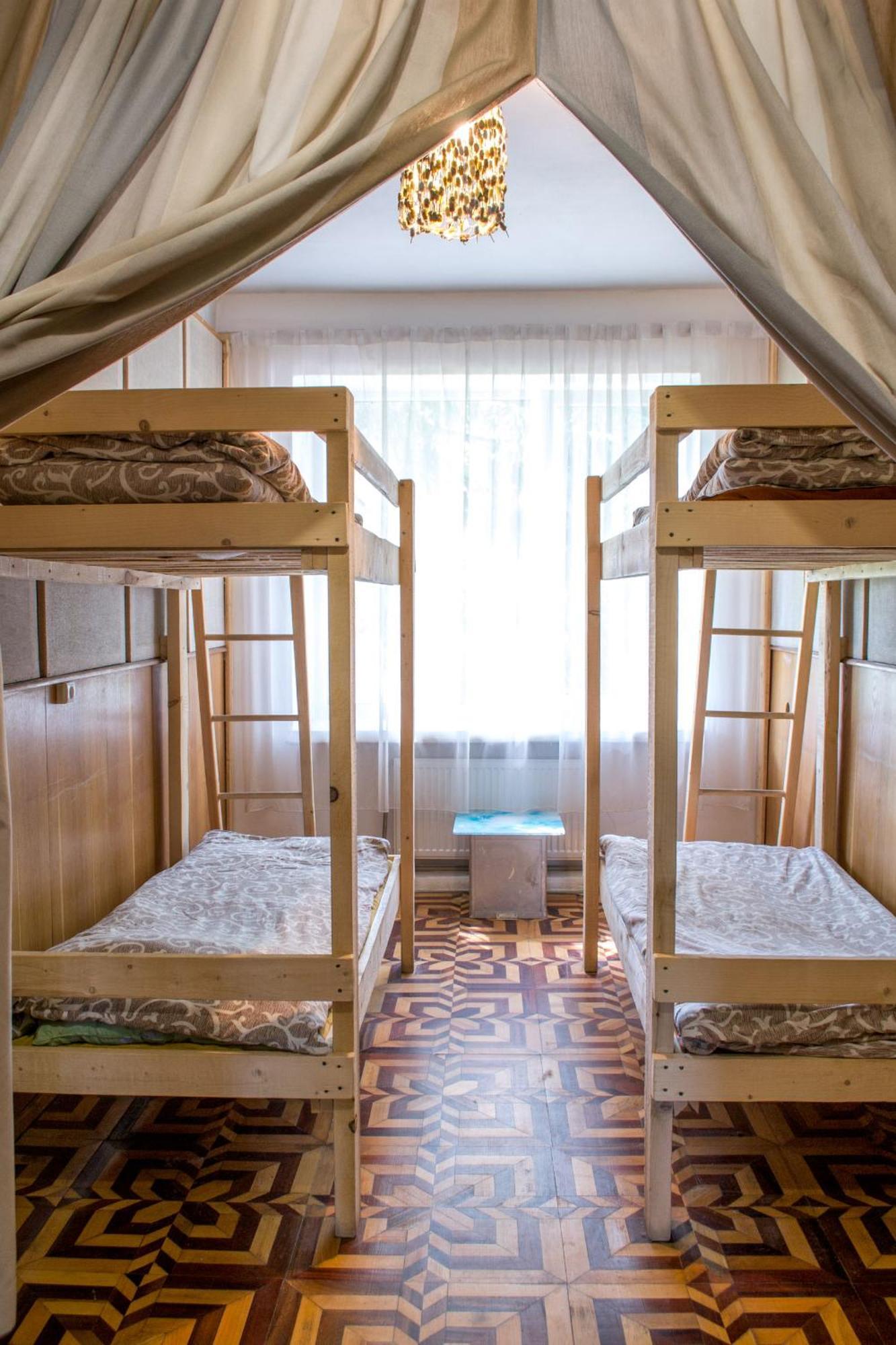 Baron Munchausen Guest House Kamianets-Podilskyi Exterior photo