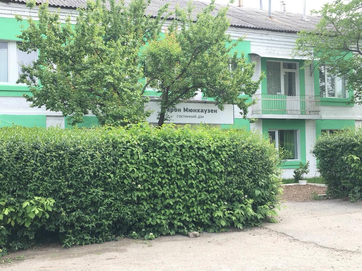 Baron Munchausen Guest House Kamianets-Podilskyi Exterior photo